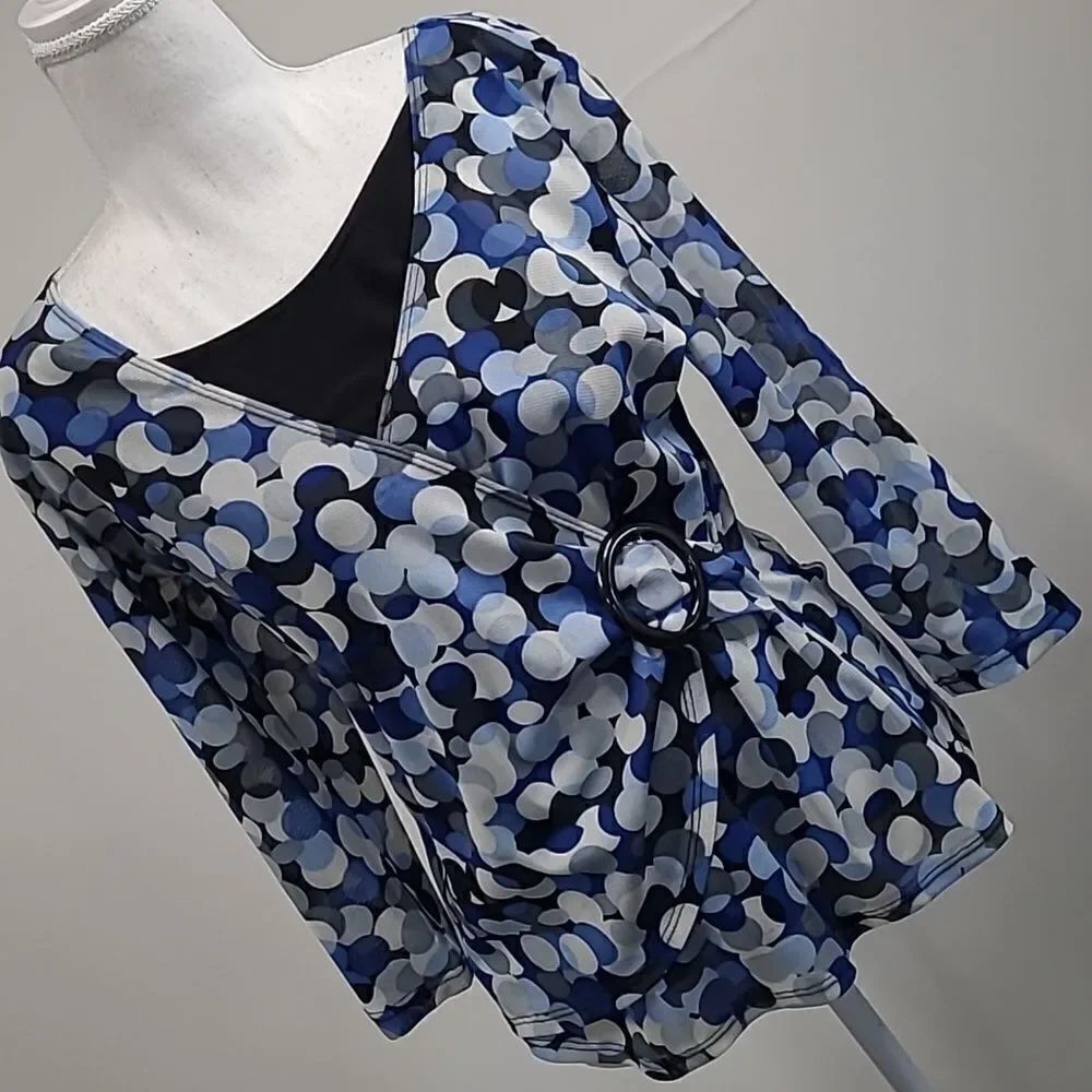 Notations petite large top with front oversized black button feature